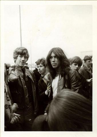 Photo of Golden Earring's return from their first USA tour at Schiphol airport, on the left Cees van Rutten with George Kooymans